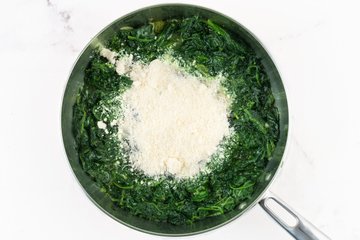 Preparación de las espinacas con mantequilla y queso: foto 9