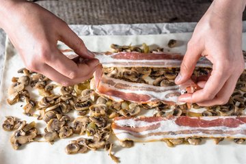 Preparación de las espirales saladas de panceta, champiñones y grana