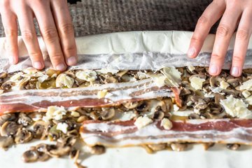 Preparación de las espirales saladas de panceta, champiñones y grana
