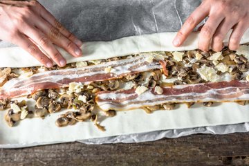 Preparación de las espirales saladas de panceta, champiñones y grana