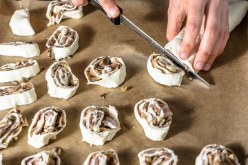 Preparación de las espirales saladas de panceta, champiñones y grana