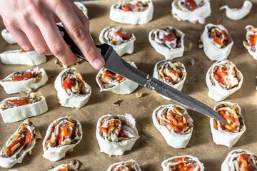 Preparación de las espirales saladas de panceta, champiñones y grana