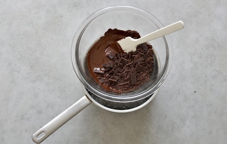 Galletas de cacao para colgar: chocolate negro derretido al baño maría