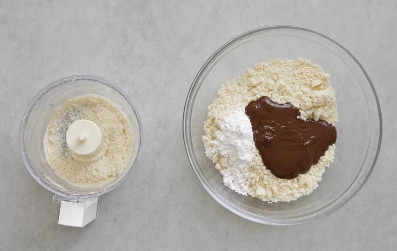 Galletas de cacao para colgar: mezcla arenosa con el azúcar y el chocolate derretido
