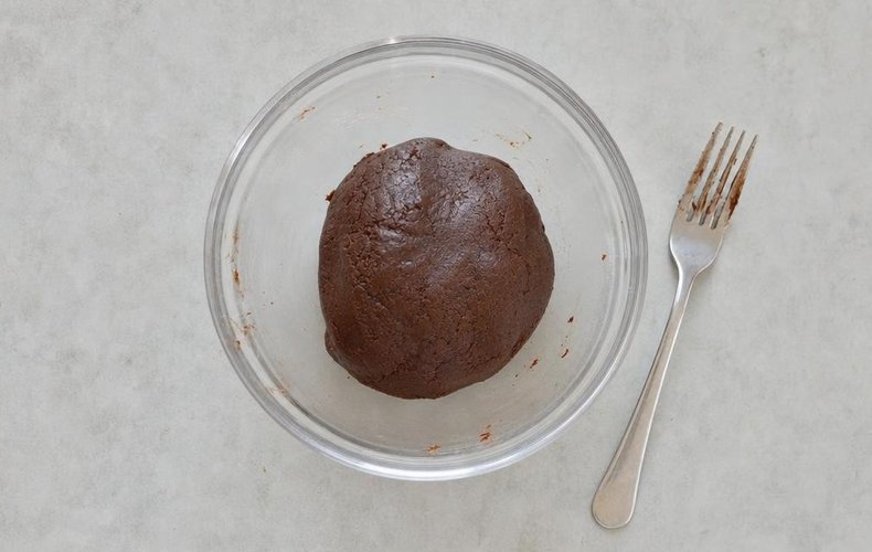 Galletas de cacao para colgar: masa homogénea envuelta en film