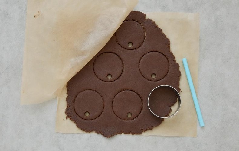 Galletas de cacao para colgar: galletas cortadas y agujereadas con una pajita