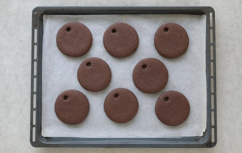 Galletas de cacao para colgar: galletas en la bandeja con papel de horno