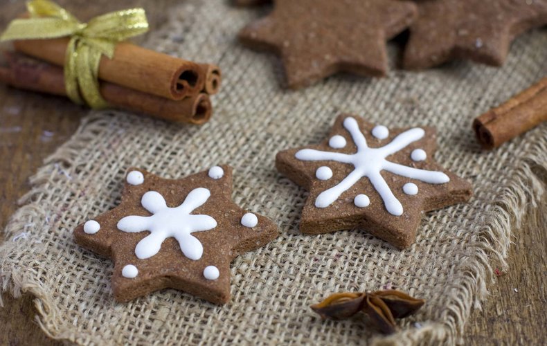 Galletas de Navidad de cacao listas para decorar