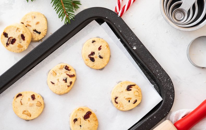 Galletas de nueces y arándanos en la bandeja del horno