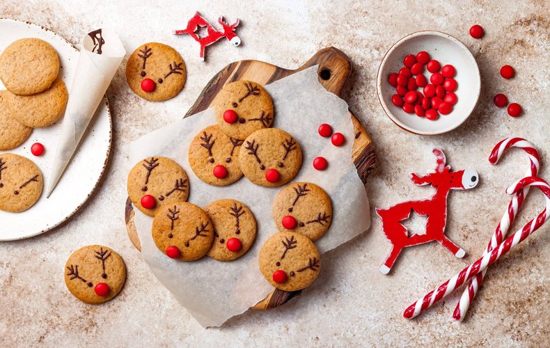 Galletas de reno de Navidad decoradas con chocolate