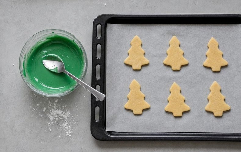 Galletas glaseadas en forma de árbol de Navidad: paso 3
