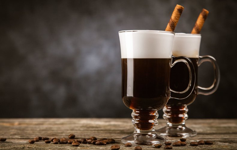 Irish coffee casero, café con whisky y nata