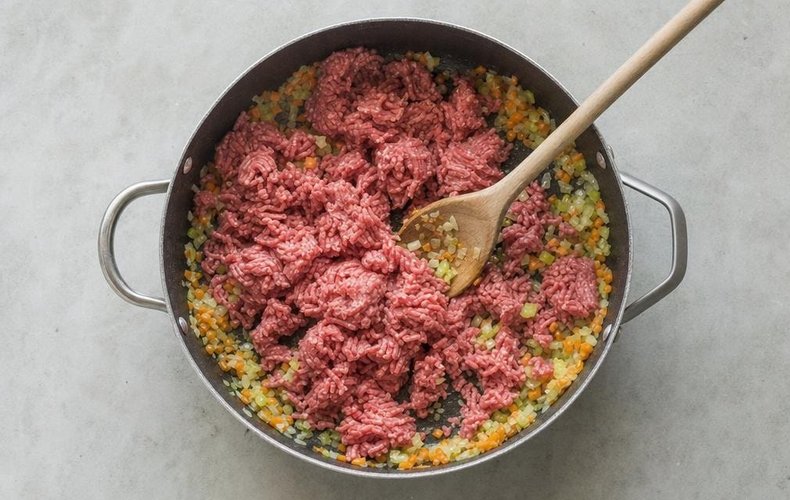 Lasaña con ragú de carne y col: paso 1