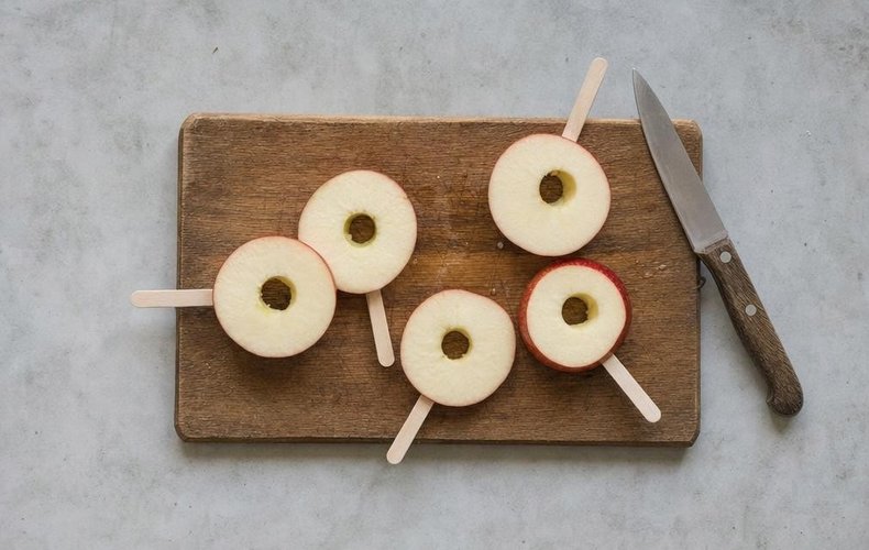 Manzanas con chocolate y caramelo: paso 2