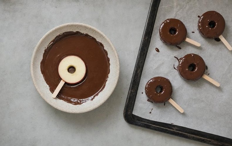 Manzanas con chocolate y caramelo: paso 3