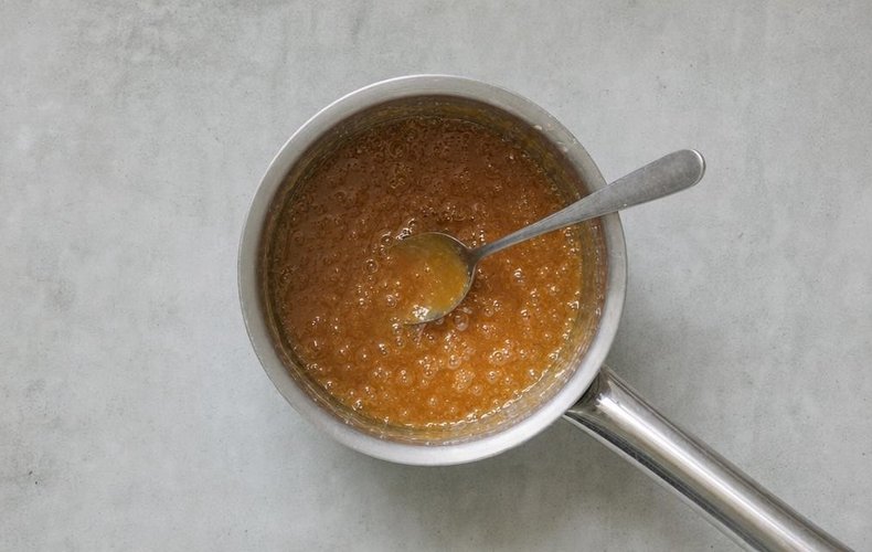 Manzanas con chocolate y caramelo: paso 4