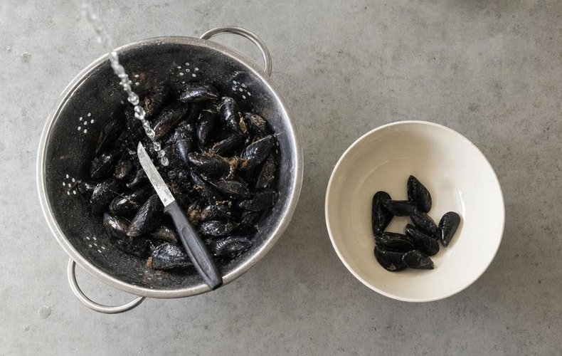 Mejillones a la marinera italiana: paso 1