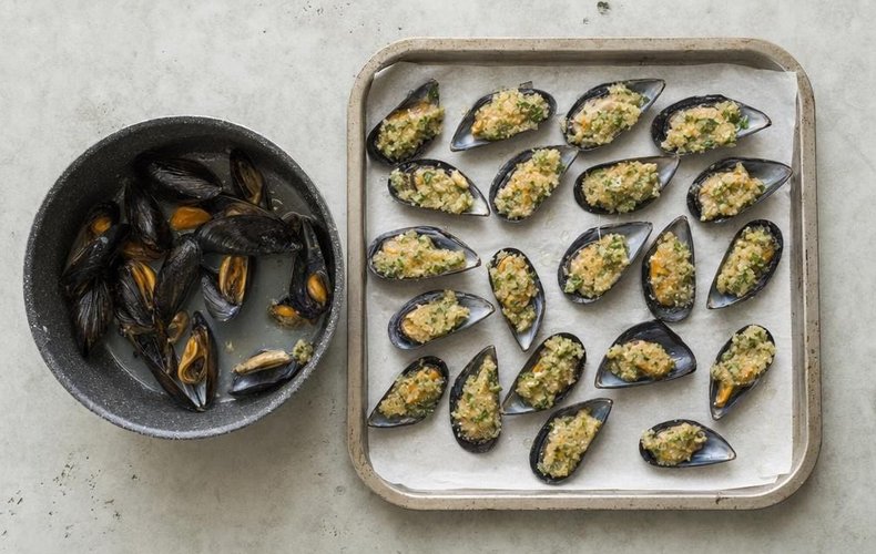 Mejillones gratinados: paso 1