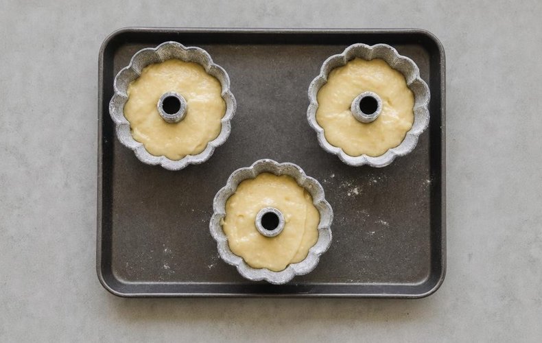 Mini bundt cakes de yogur: paso 3