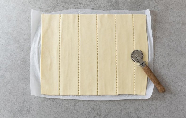 Minicanapés rápidos de hojaldre con brie y mermelada de arándanos rojos: paso 1