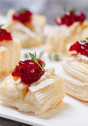 Receta Minicanapés rápidos de hojaldre con brie y mermelada de arándanos rojos