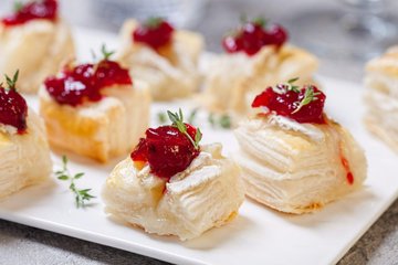 Receta Minicanapés rápidos de hojaldre con brie y mermelada de arándanos rojos
