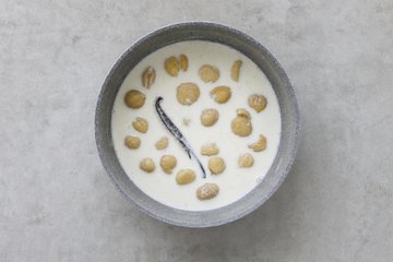 Monte Bianco: castañas cociendo en leche con vainilla