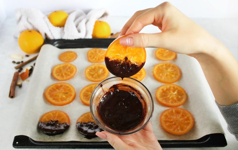 Naranjas confitadas con chocolate: rodajas bañadas en chocolate