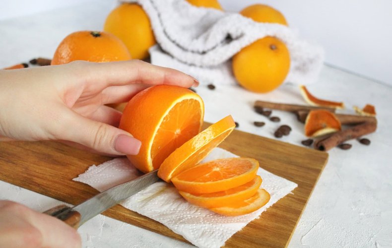 Naranjas confitadas con chocolate: corte de las rodajas