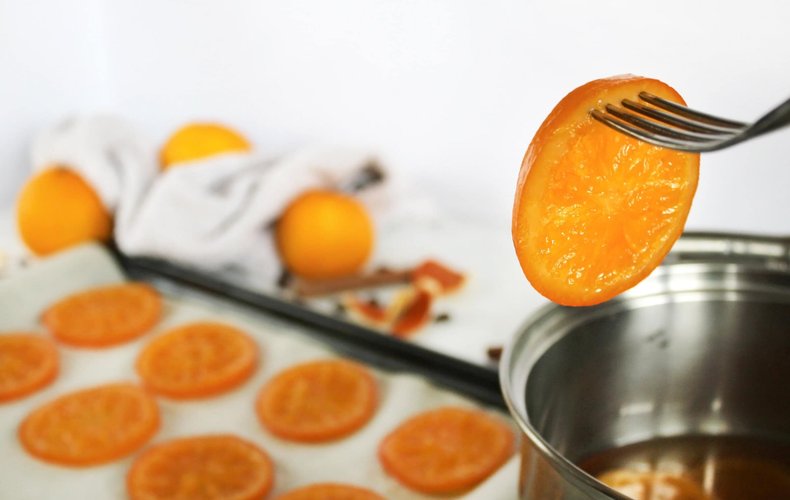Naranjas confitadas con chocolate: rodajas escurridas
