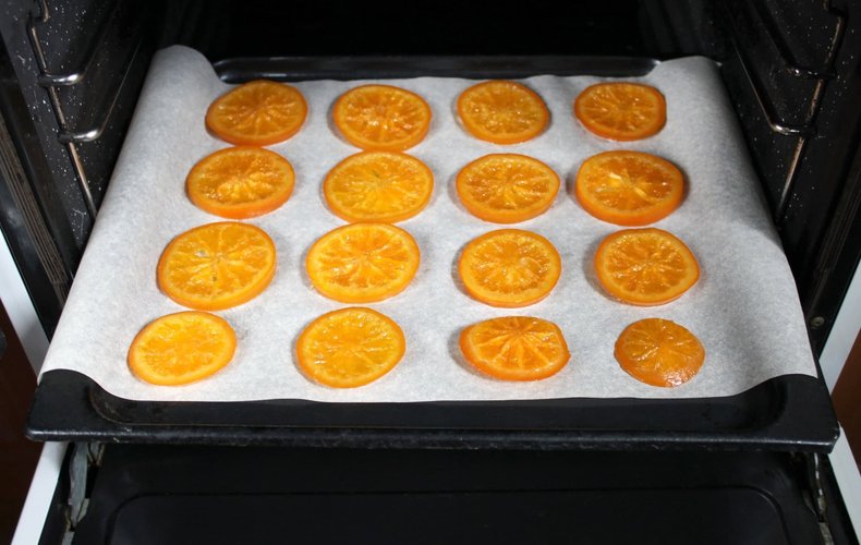 Naranjas confitadas con chocolate: rodajas en el horno