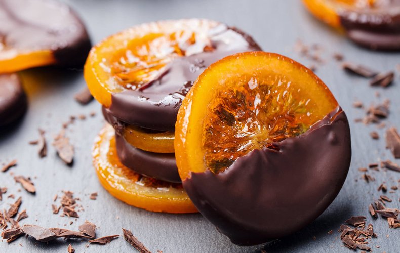 Naranjas confitadas con chocolate negro