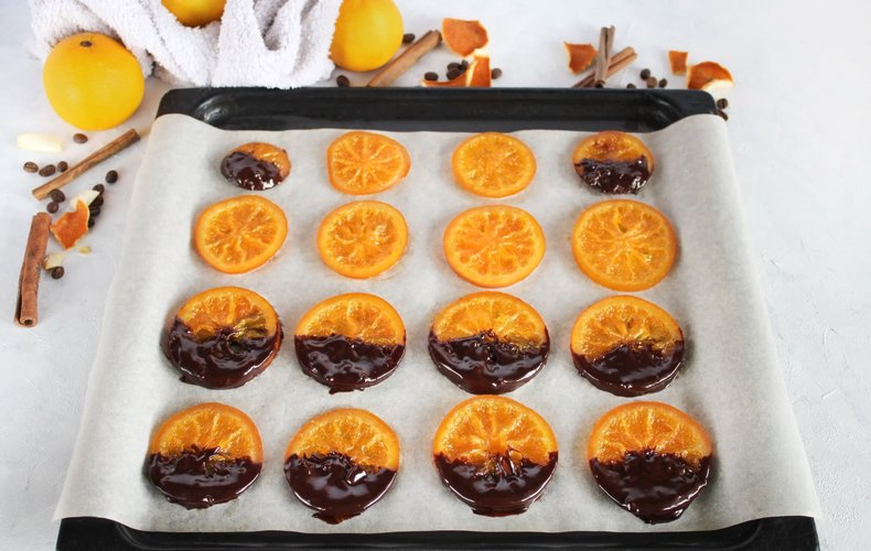 Naranjas confitadas con chocolate: reposo hasta que el chocolate se endurezca