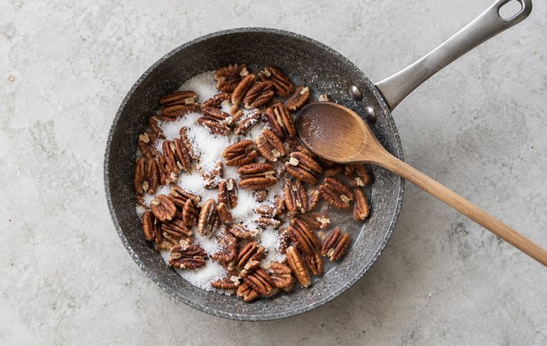 Nueces pecanas caramelizadas: paso 1