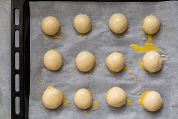 Nuvole di Napoli: bolitas de masa en la bandeja con papel de horno