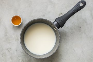 Nuvole di Napoli: leche, azúcar y vainilla en un cazo