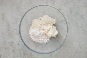 Nuvole di Napoli: ricotta tamizada con azúcar glas