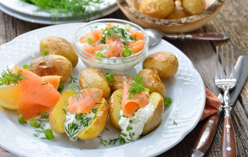 Patatas rellenas de salmón