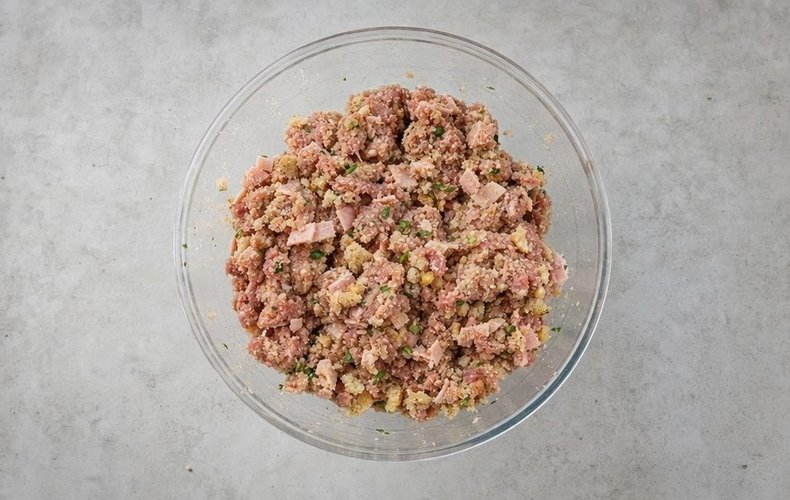 Pavo de Navidad: relleno de carne con castañas troceadas