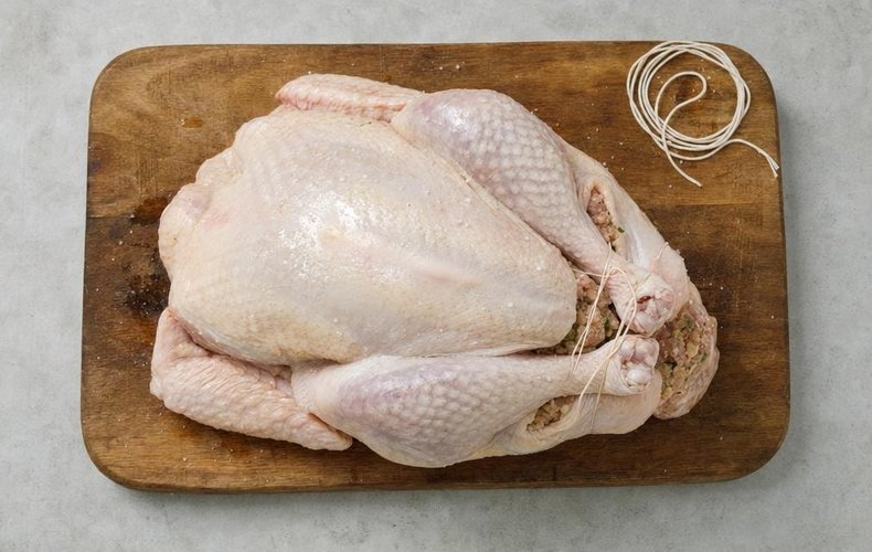 Pavo de Navidad: pavo relleno y atado con bramante