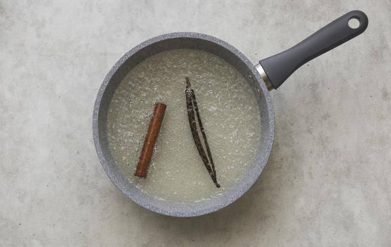 Peras cocidas con salsa de caramelo y café: paso 1
