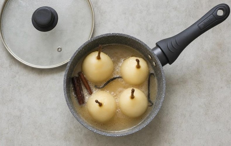 Peras cocidas con salsa de caramelo y café: paso 3