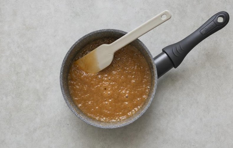 Peras cocidas con salsa de caramelo y café: paso 4