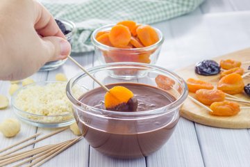 Piruleta de albaricoque bañada en chocolate