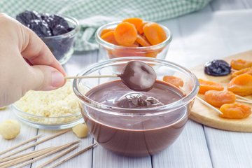 Fruta bañada en la cobertura de chocolate