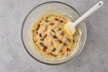 Árbol de Navidad salado con atún, tomates secos y aceitunas: paso 4