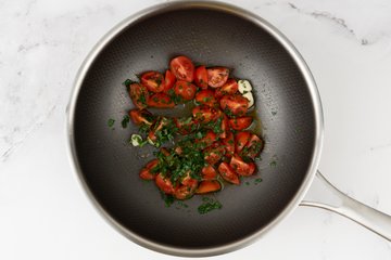 Preparación de los espaguetis con almejas y tomates cherry 6