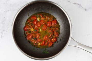 Preparación de los espaguetis con almejas y tomates cherry 7