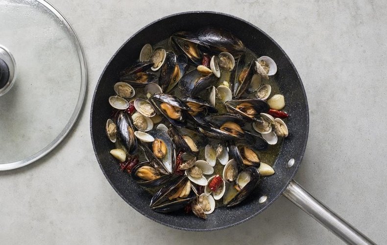 Espaguetis con mejillones y almejas: paso 1
