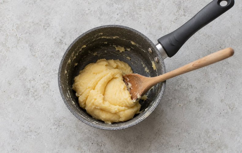 Profiteroles salados de aguacate y salmón: paso 1